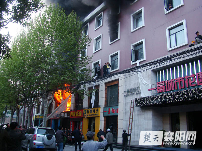 Пожар в городе Сянъян провинции Хубэй унес жизни 13 человек (25)