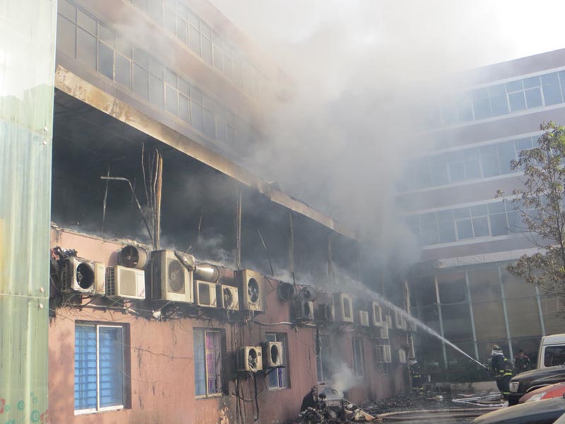 Пожар в городе Сянъян провинции Хубэй унес жизни 13 человек (26)