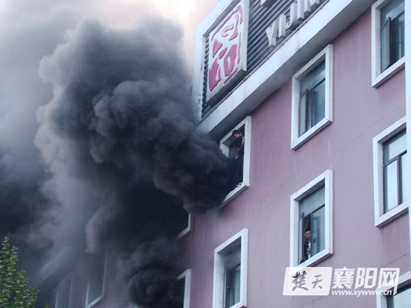 Пожар в городе Сянъян провинции Хубэй унес жизни 13 человек (14)