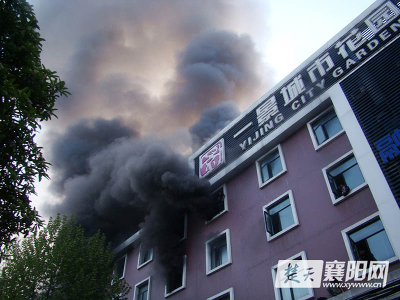 Пожар в городе Сянъян провинции Хубэй унес жизни 13 человек (5)