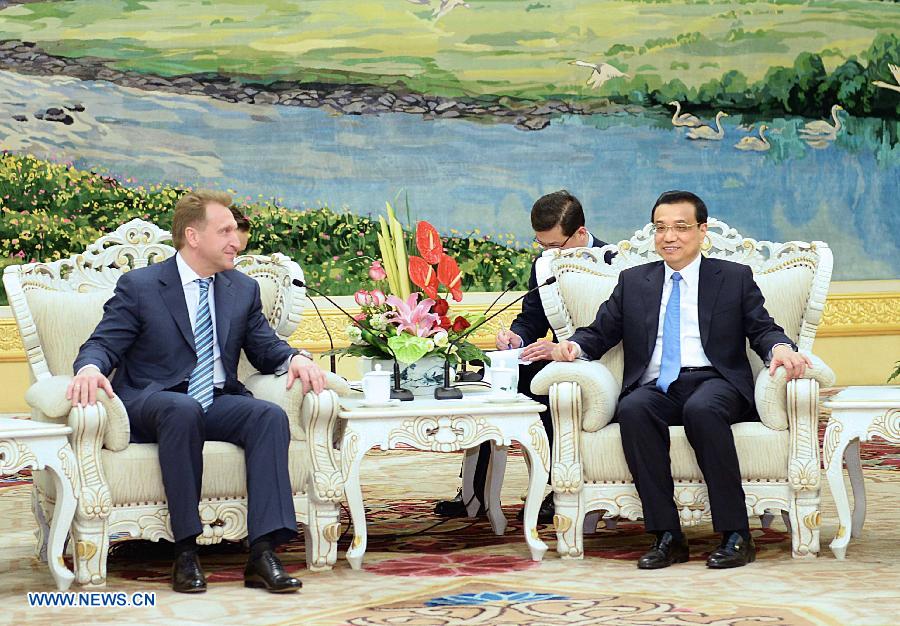 Ли Кэцян встретился с первым вице-премьером России Игорем Шуваловым