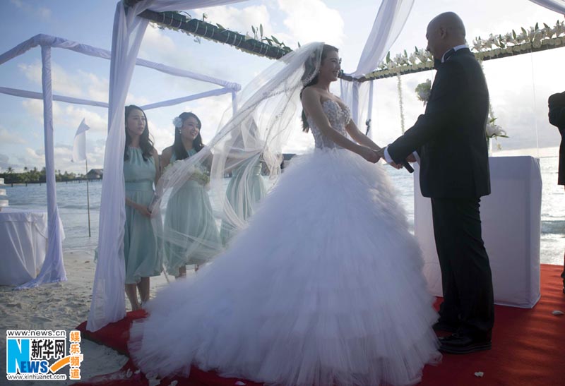 Свадьба китайской кинозвезды Чжан Юйци и извествного режиссера Ван Цюаньаня состоялась на Мальдивах (2)