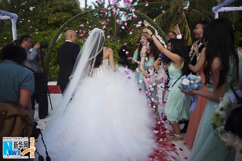 Свадьба китайской кинозвезды Чжан Юйци и извествного режиссера Ван Цюаньаня состоялась на Мальдивах (5)