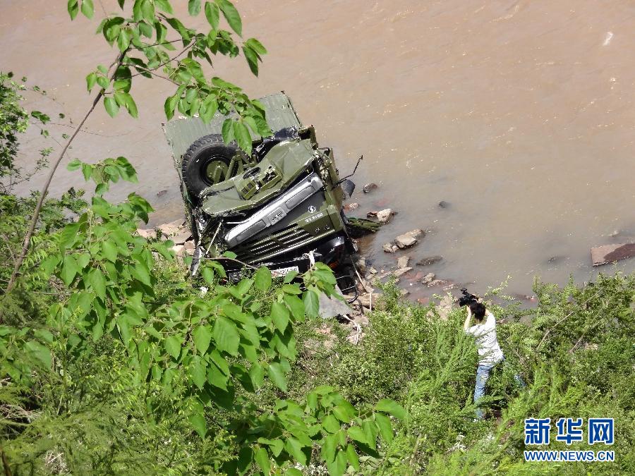 Автомашина Чэндуского военного округа НОАК попала в ДТП по пути в пострадавшую от землетрясения зону в г. Яань, один человек погиб