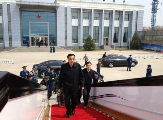 Ли Кэцян прибыл специальным самолетом в сычуанский аэропорт Цюнлай для руководства борьбой с последствиями землетрясения (7)