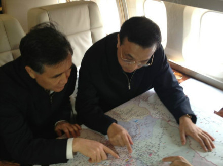 Ли Кэцян прибыл специальным самолетом в сычуанский аэропорт Цюнлай для руководства борьбой с последствиями землетрясения (4)