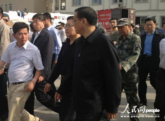 Ли Кэцян прибыл специальным самолетом в сычуанский аэропорт Цюнлай для руководства борьбой с последствиями землетрясения (2)