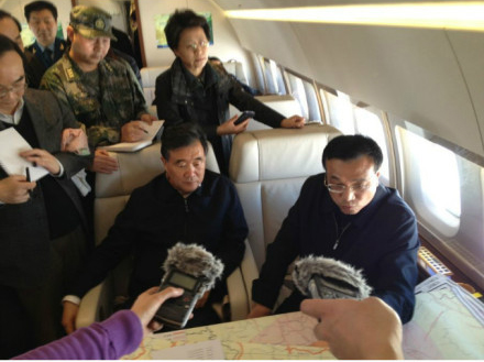Ли Кэцян прибыл специальным самолетом в сычуанский аэропорт Цюнлай для руководства борьбой с последствиями землетрясения (5)