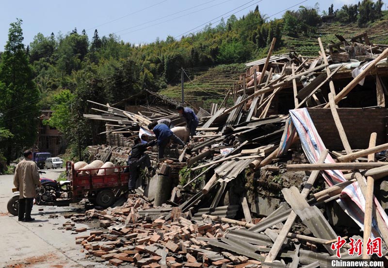 До 124 человек возросло число жертв в результате землетрясения магнитудой 7,0 в Юго-Западном Китае (4)