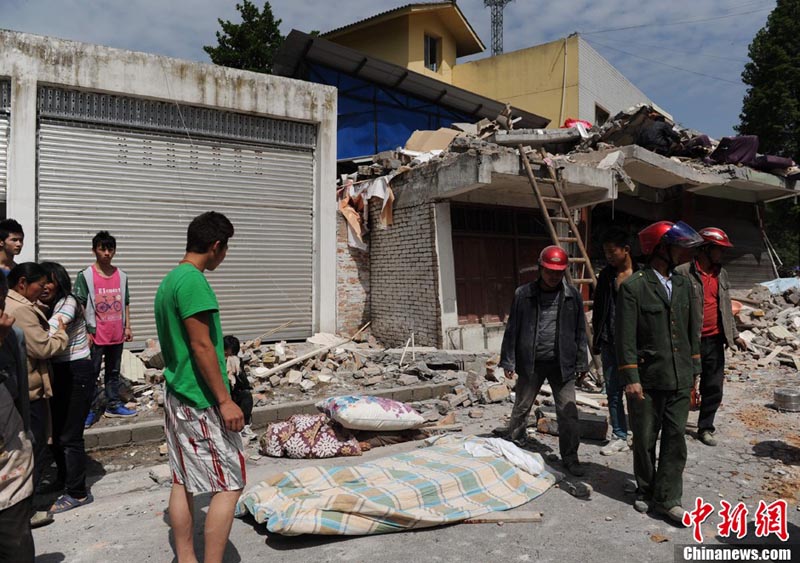 До 124 человек возросло число жертв в результате землетрясения магнитудой 7,0 в Юго-Западном Китае (10)