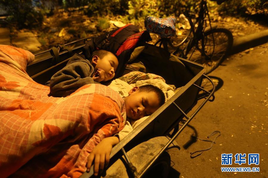 Первая ночь после землетрясения магнитудой 7.0 в Юго-западном Китая
