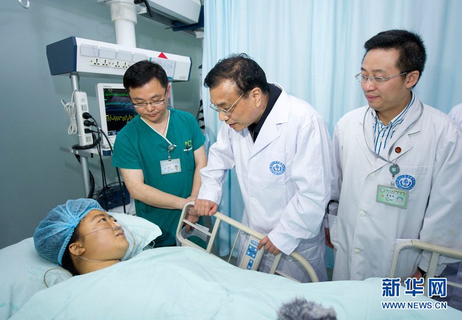 Ли Кэцян прибыл в больницу "Хуаси" в г. Чэнду посетить раненых при землетрясении (3)