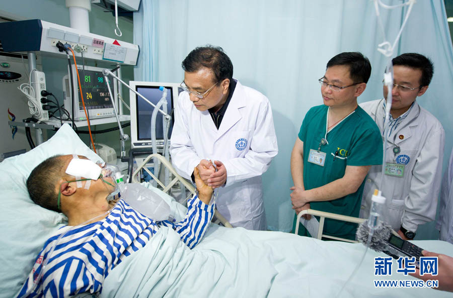 Ли Кэцян прибыл в больницу "Хуаси" в г. Чэнду посетить раненых при землетрясении (2)