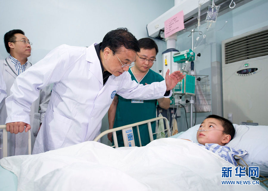 Ли Кэцян прибыл в больницу "Хуаси" в г. Чэнду посетить раненых при землетрясении