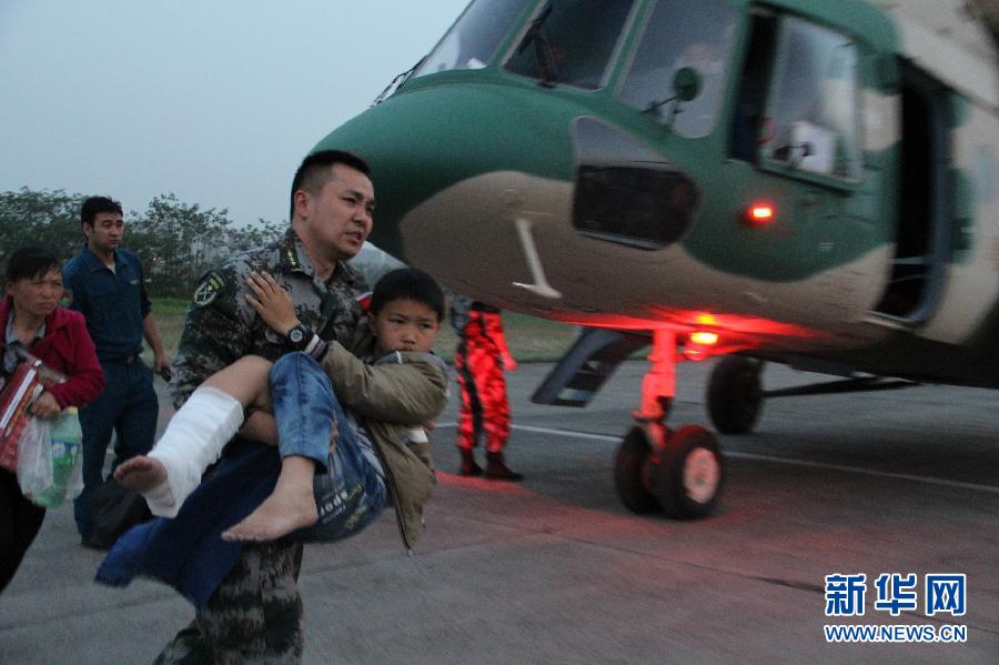 ВВС НОАК начали спасательные работы после землетрясения (20)