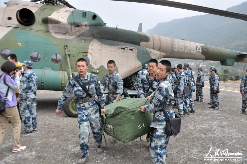 ВВС НОАК начали спасательные работы после землетрясения (6)