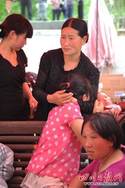 Дети, пострадавшие от землетрясения в Лушане (2)