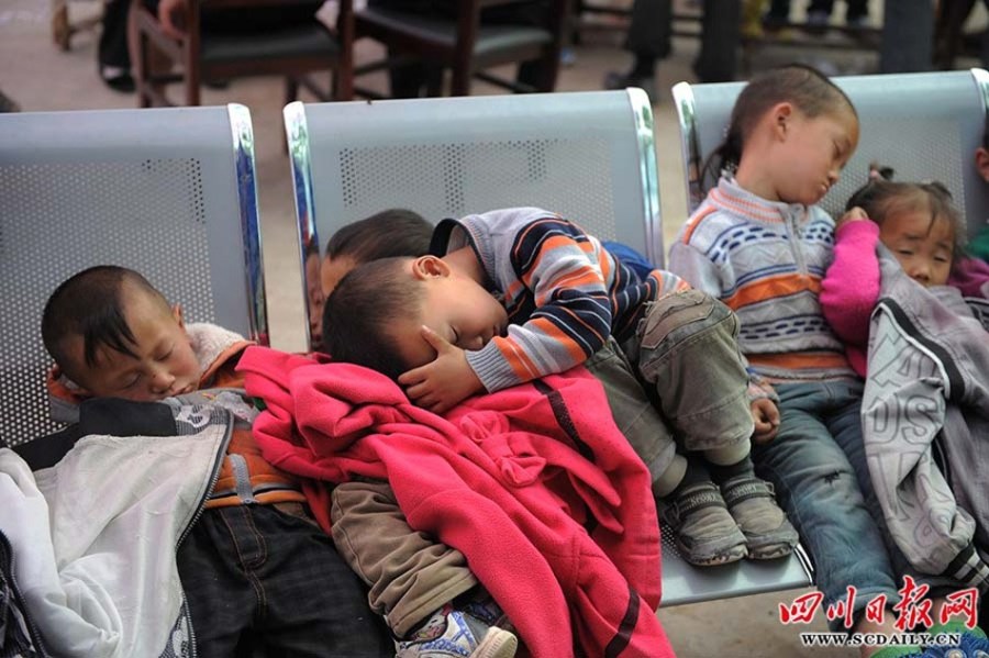 Дети, пострадавшие от землетрясения в Лушане (4)