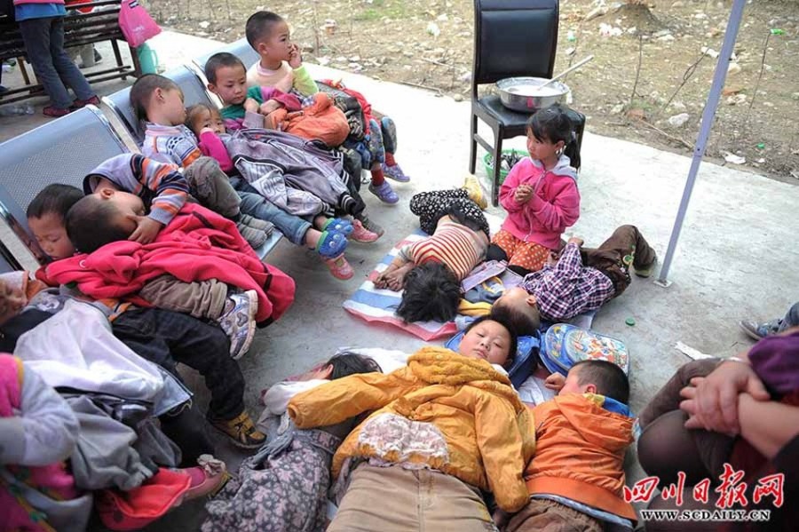 Дети, пострадавшие от землетрясения в Лушане (3)