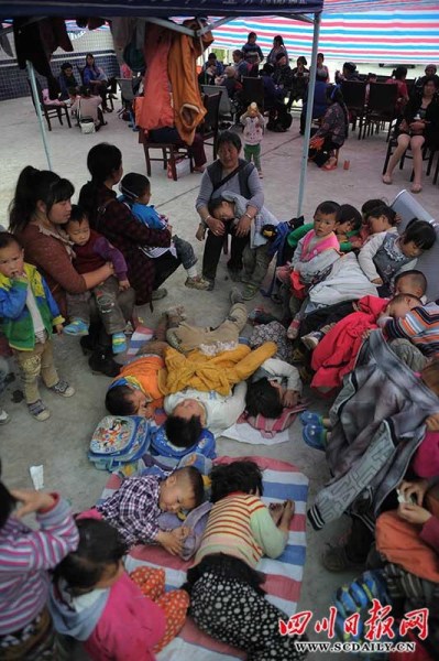 Дети, пострадавшие от землетрясения в Лушане (5)