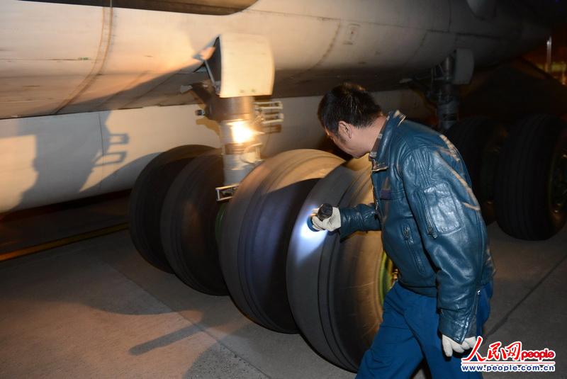 2 самолета Ил-76 доставили спасателей и оборудование для оказания помощи в районах, пострадавших от землетрясения (7)