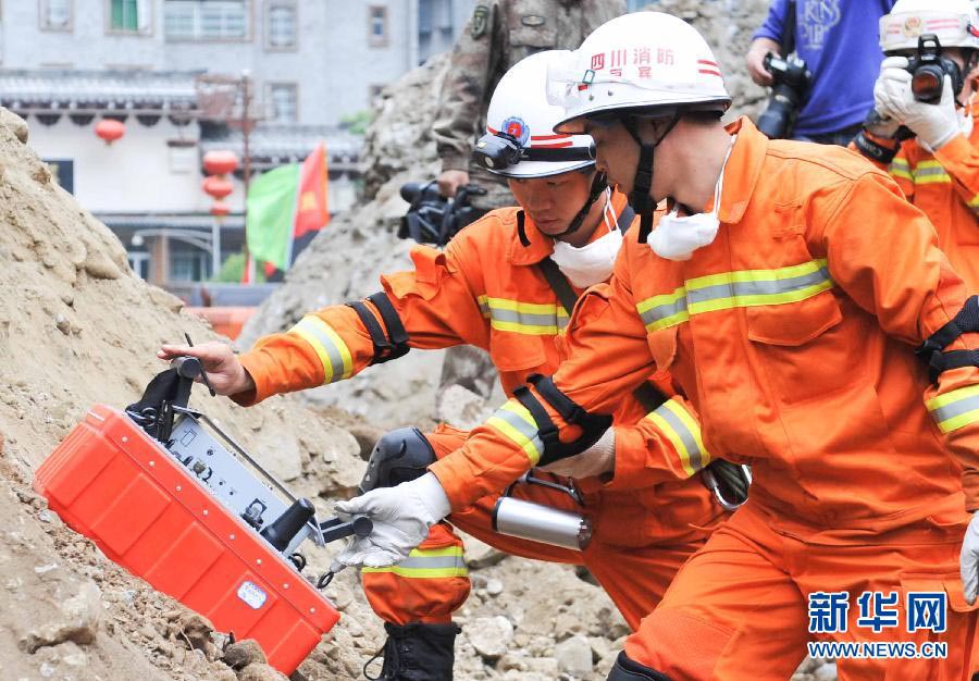 192 человека погибли, 23 пропали без вести в результате землетрясения в провинции Сычуань (23)