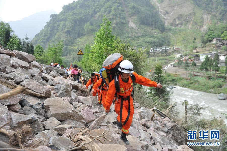 192 человека погибли, 23 пропали без вести в результате землетрясения в провинции Сычуань (7)