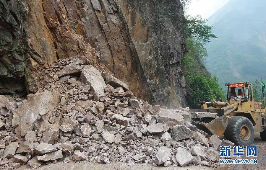 192 человека погибли, 23 пропали без вести в результате землетрясения в провинции Сычуань (14)