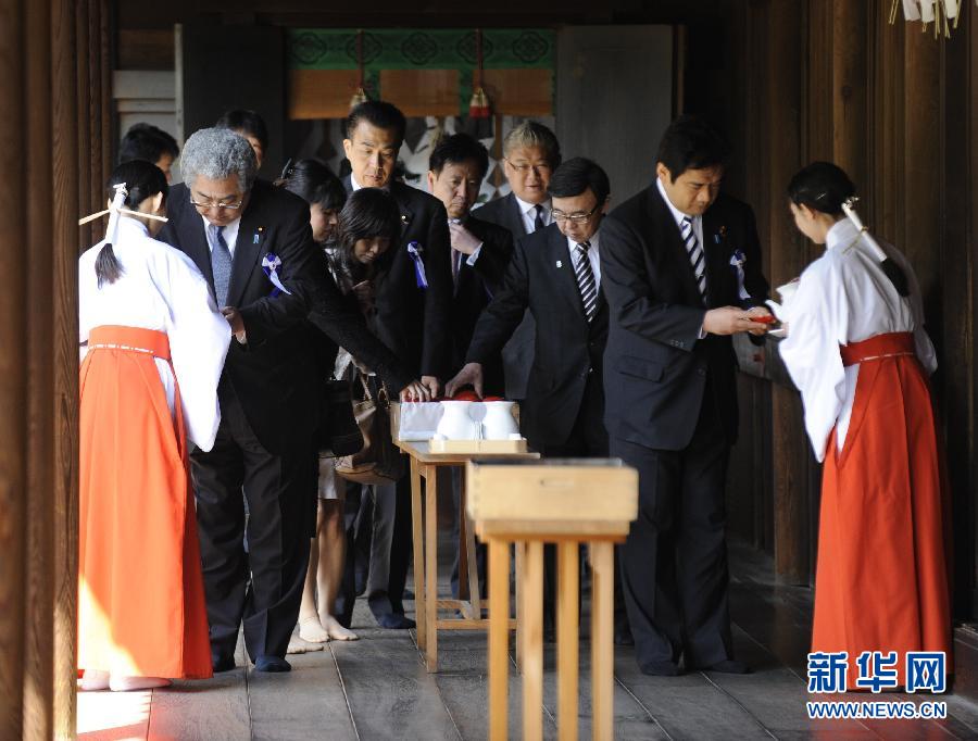 168 депутатов парламента Японии коллективно посетили токийский храм Ясукуни (4)