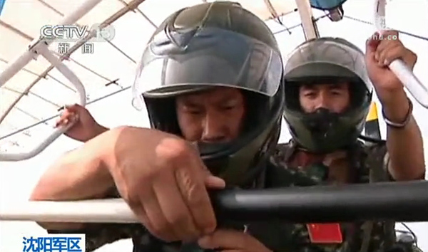 Парамоторы спецназа НОАК широко применяются в зоне бедствия в уезде Лушань
