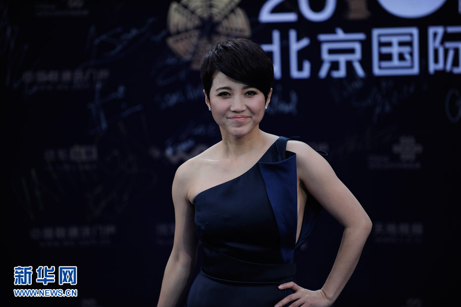 Звезды Пекинского международного кинофестиваля повязали зеленые ленточки в знак памяти о землетрясении в городе Яань