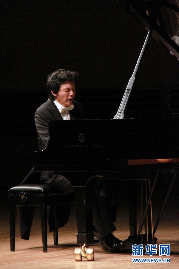Пианист Ли Юньди выразил соболезнования жертвам землетрясения в городе Яань (2)