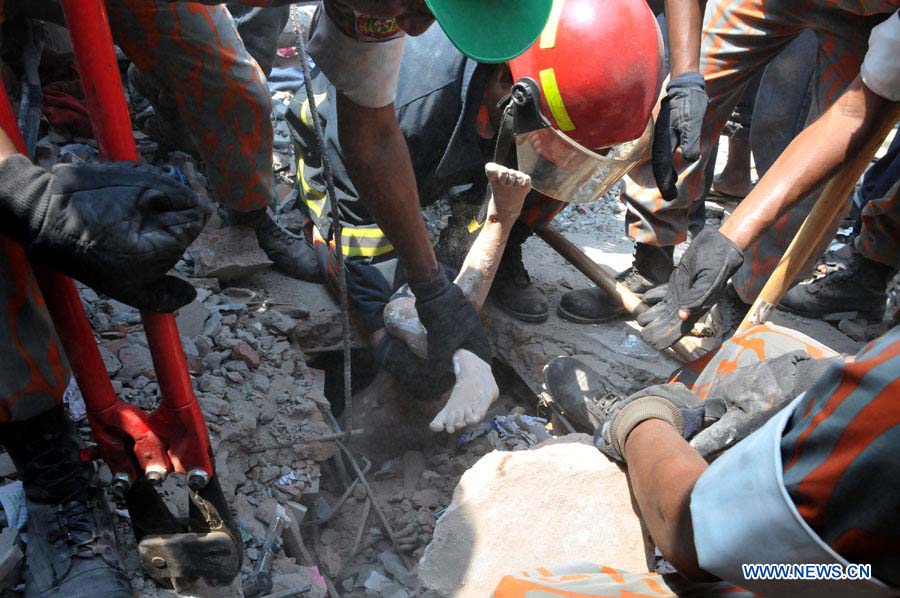 83 человека стали жертвами обрушения здания в Бангладеш (4)