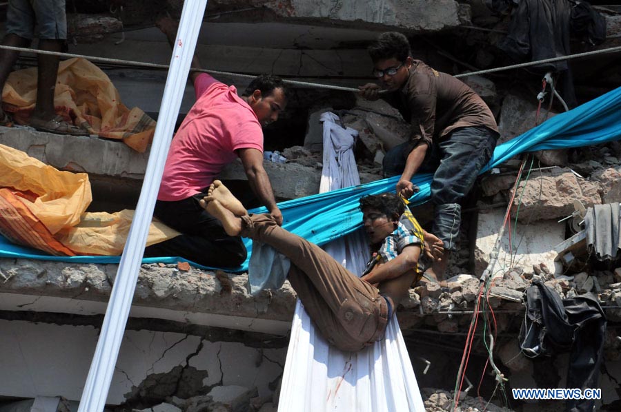 В пригороде Дакки обрушился восьмиэтажный дом, погибло 147 человек