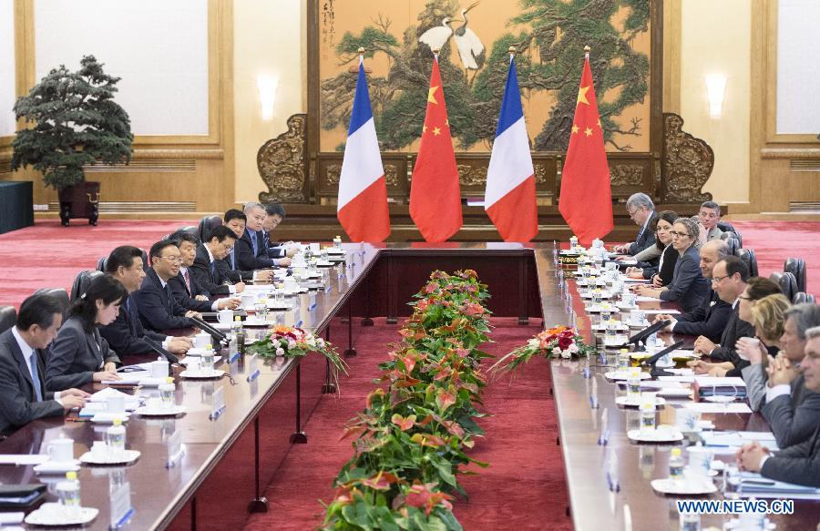 Председатель КНР Си Цзиньпин провел переговоры с президентом Франции Франсуа Олландом