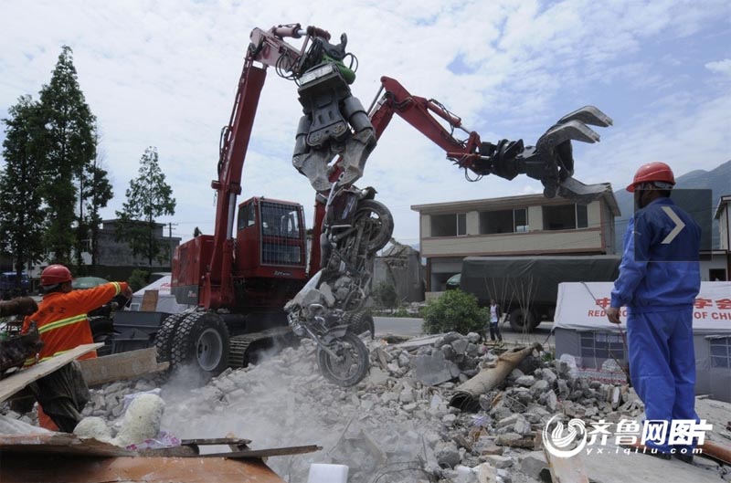 Робот принимает участие в ликвидации последствий землетрясения