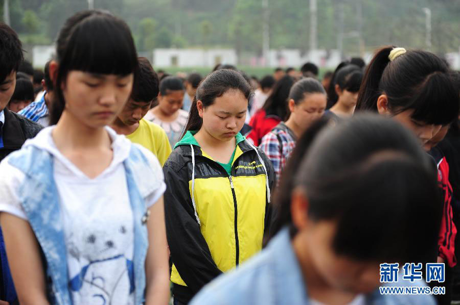 Траур по жертвам разрушительного землетрясения проведен в Юго-Западном Китае (7)