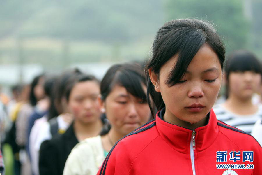 Траур по жертвам разрушительного землетрясения проведен в Юго-Западном Китае (9)