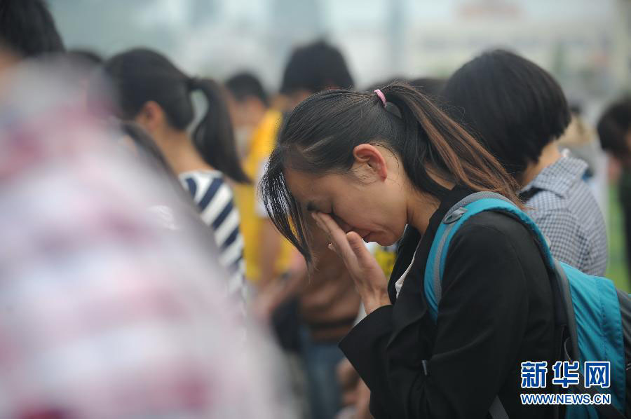 Траур по жертвам разрушительного землетрясения проведен в Юго-Западном Китае (8)