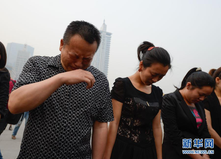 Траур по жертвам разрушительного землетрясения проведен в Юго-Западном Китае (5)