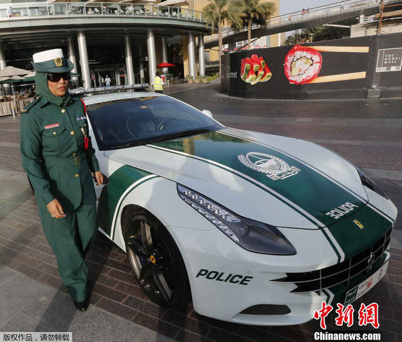 Полиция Дубая будет ездить на патрульных машинах Ferrari