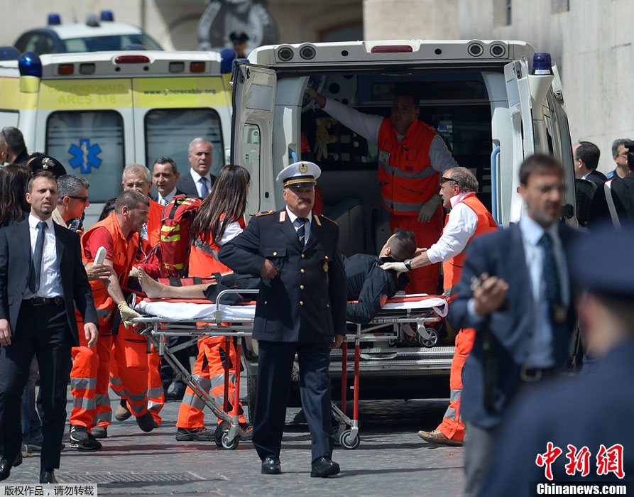 В результате перестрелки перед правительственным дворцом Италии пострадали 3 человека (2)