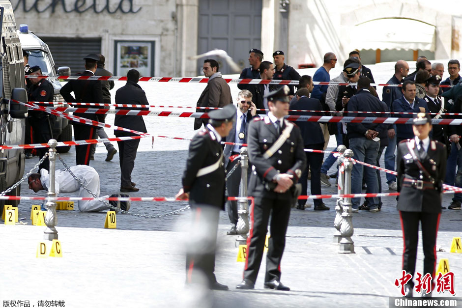 В результате перестрелки перед правительственным дворцом Италии пострадали 3 человека (3)
