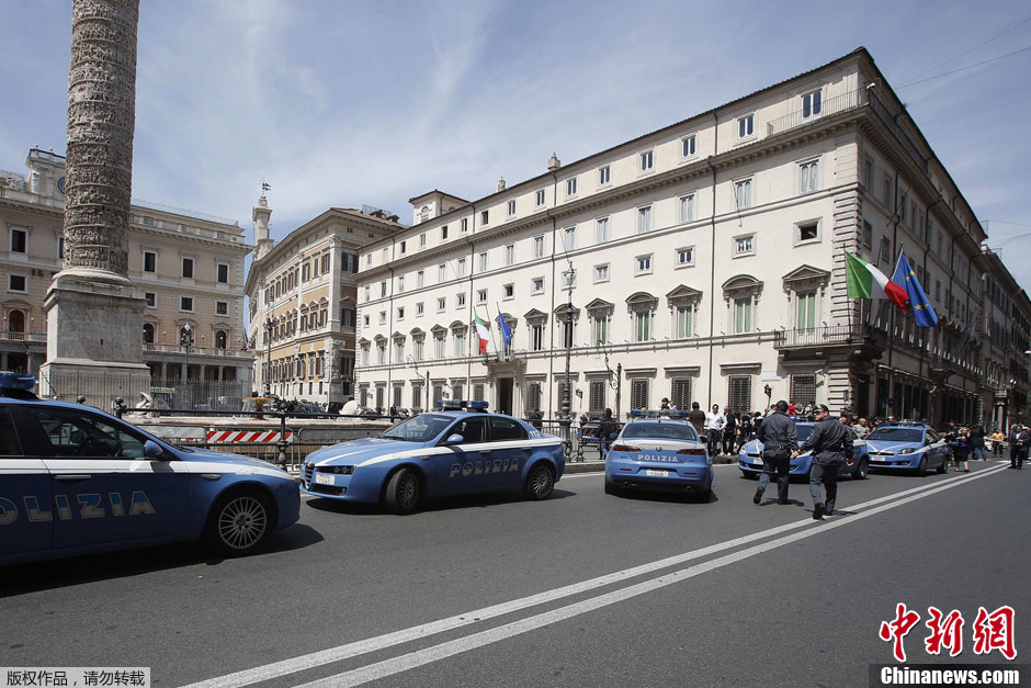 В результате перестрелки перед правительственным дворцом Италии пострадали 3 человека (6)