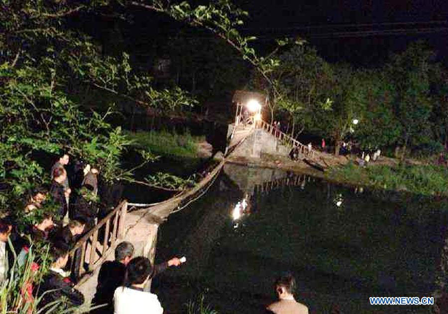 Инцидент в уезде Фэнхуан: упавшие в воду туристы подняты на берег, жертв нет (2)