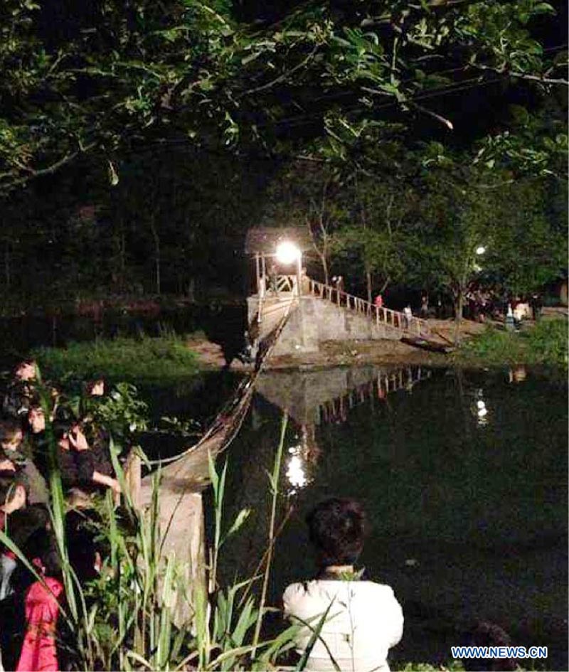 Инцидент в уезде Фэнхуан: упавшие в воду туристы подняты на берег, жертв нет (3)