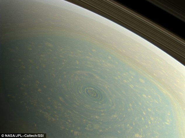 Зонд NASA заснял на Сатурне ураган-монстр, похожий на розу (3)