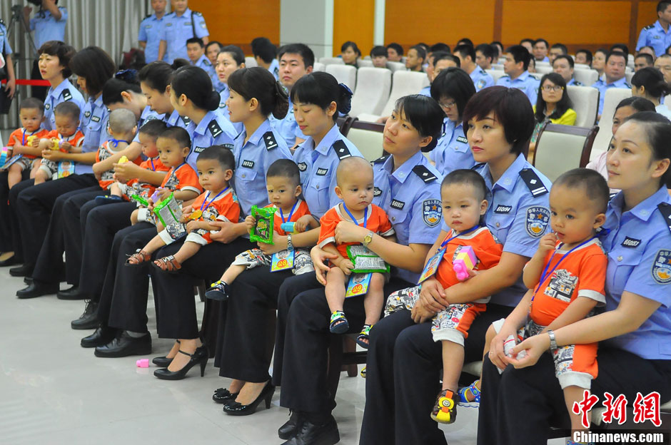 Китайская полиция передала Вьетнаму 10 похищенных вьетнамских детей