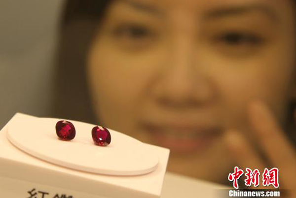 Редкие рубины стоимостью 100 милиионов юаней представлены в Нанкине (2)