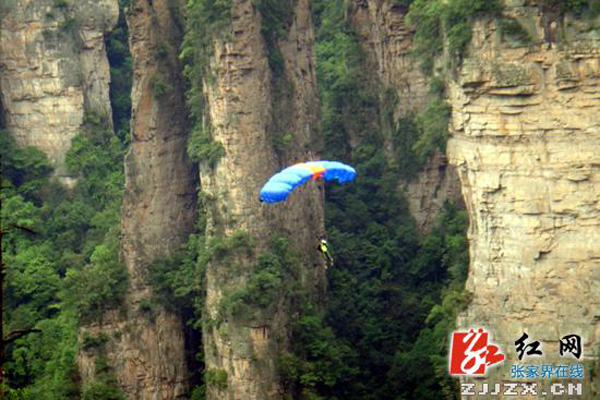 Туристы из России наказаны за недозволенные прыжки с парашютом в Чжанцзяцзе (2)